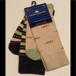 2 pairs of crew socks 🧦